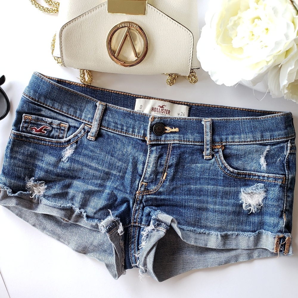 HOLLISTER Low rise cuffed denim blue jean shorts.